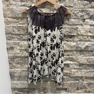 Kismet Monochrome Leaf Print Tunic white and charcoal size L stretchy